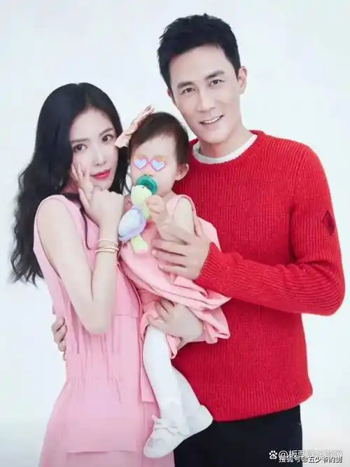 杜淳王灿为3岁女儿过生,小蛋饺吃200元蛋糕,穿95元童鞋表现低调