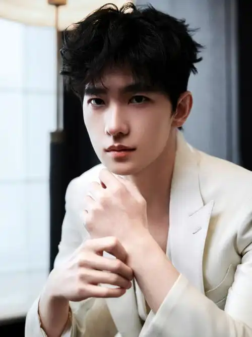 有种慵懒松弛感,又被轻轻松松的眼前亮了一下,咋又悄悄的超帅了呢杨洋