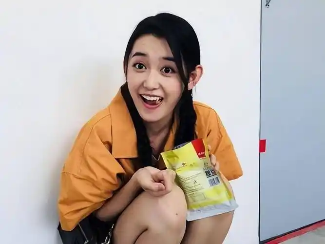 但是放在蒋依依的身上,加上她做鬼脸的表情,是不是小时候那个带着灵气