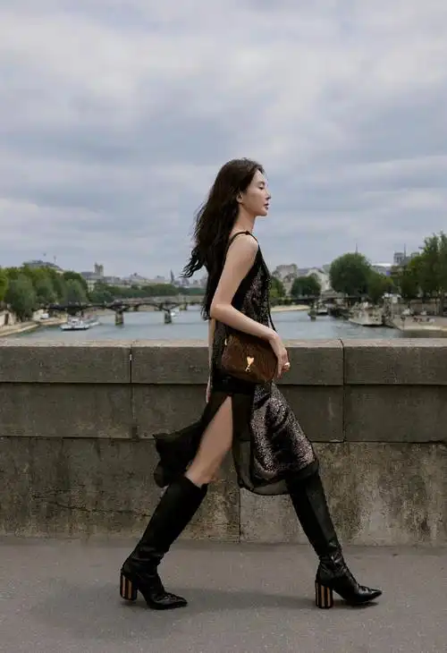 金晨现身#巴黎男装周#ami2025春夏大秀秀场,身着ami fall winter