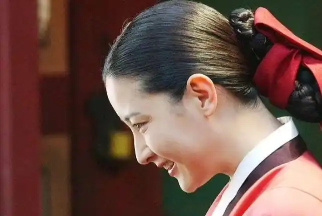 朝鲜以往侍女的发型都是盘于后脑勺.中间还加了装饰.将发髻盘到头顶.