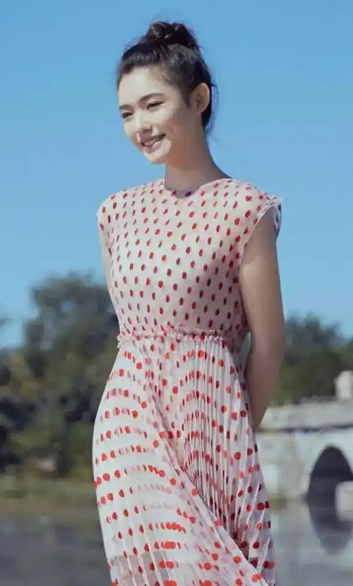 一身长裙的林允实在是太漂亮了,笑起来的时候酒窝好明显_宋引章_美女