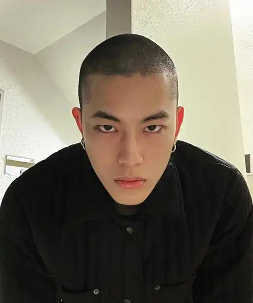 有没有贼帅的寸头男生头像谢谢? - 知乎