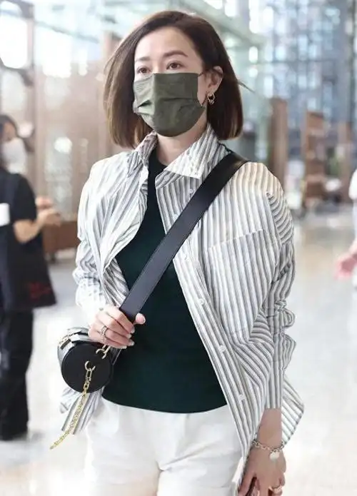 街拍佘诗曼的穿搭散发着时尚精致的风格,这让我们想到了年少时的纯真