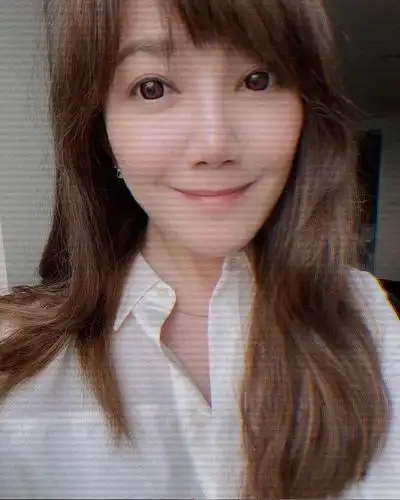 组图:梁静茹穿牛仔外套晒美照 怼脸自拍皮肤白皙紧致状态好