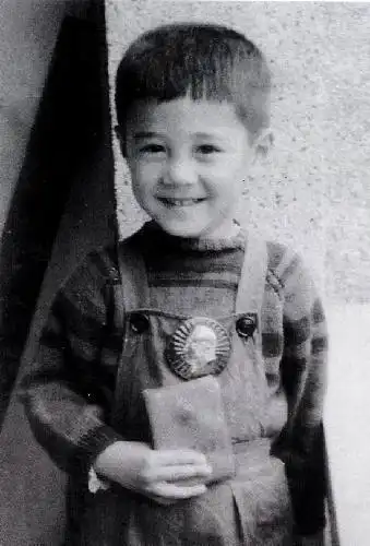 蔡国庆童年时趣照首次曝光 笑容灿烂可爱(组图)