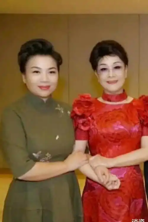 76岁李谷一近照状态好,和小24岁张也同框,体形差距太大