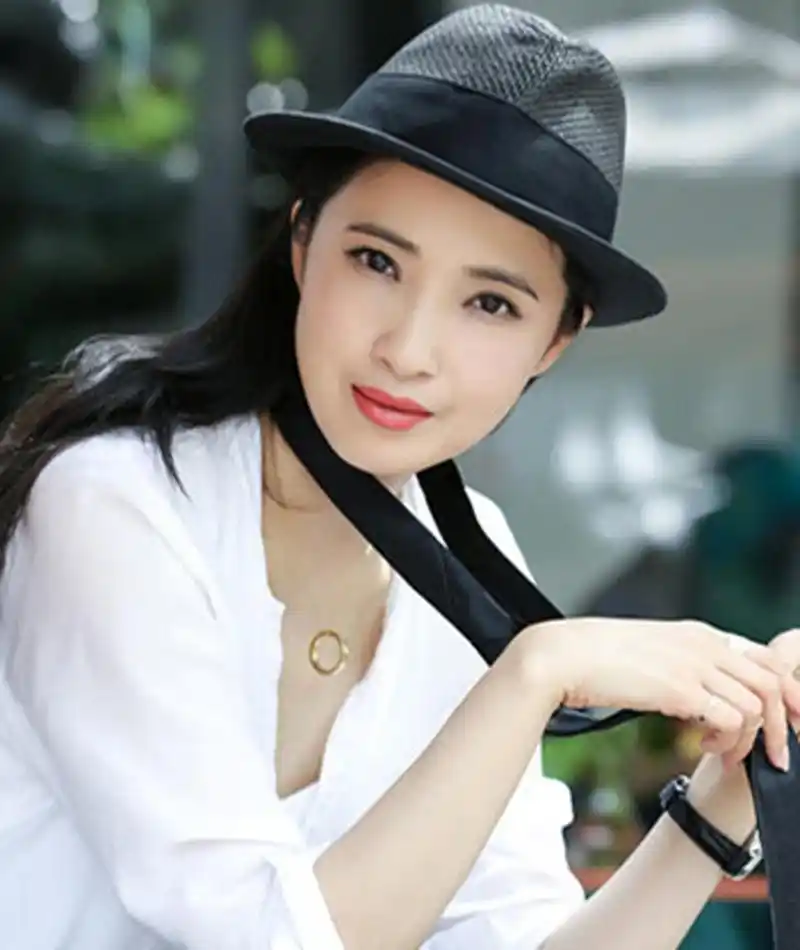 同样是70后女明星,赵雅芝优雅地变老,龚蓓苾容颜依旧!