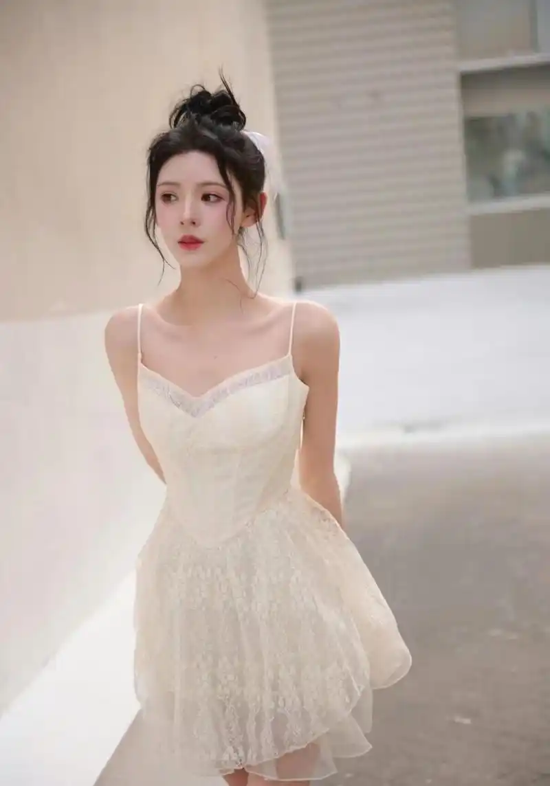 天天娱乐八卦#网红张予曦长着一双带有异域风的眼眸,巴掌大的脸蛋