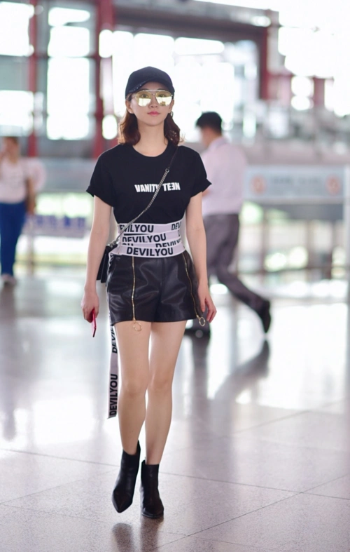 景甜翻红后打扮更嫩针织衫配半身裙甜美娇俏比司藤还惊艳