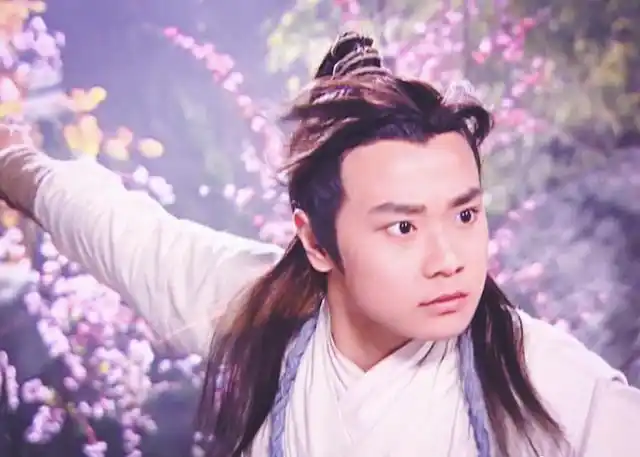 先上一波男神巅峰期颜值~ 2005年《宝莲灯》,曹骏饰演沉香,调皮捣蛋鬼