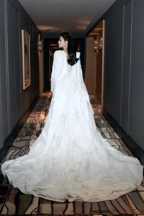 张雨绮现身晚宴,以盎然绝美,尽释飒爽气质.#瑰影之梦·戛纳艺术晚宴