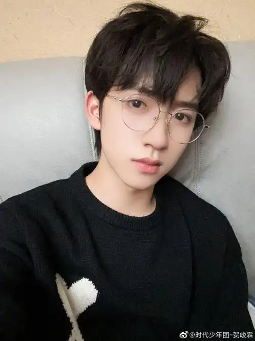 贺峻霖晒眼镜自拍##贺峻霖晒被期末逼疯的自拍照