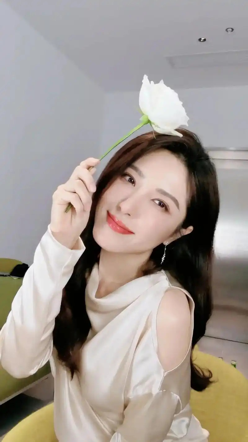 今天任务迷死三个女大学生.#曾黎 #女大学生 - 抖音