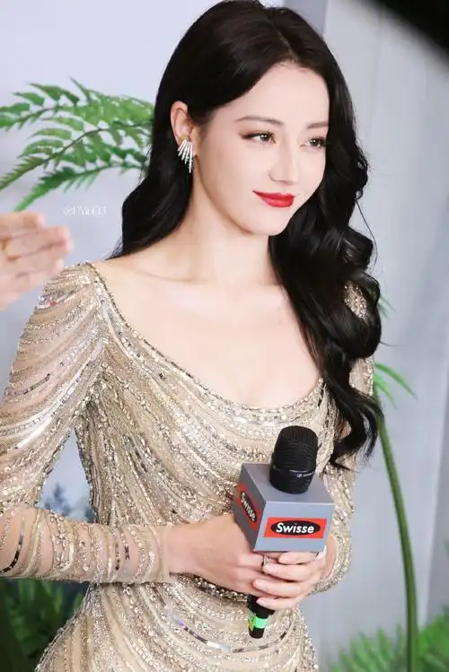 迪丽热巴超话20231016·品牌活动明艳大美女@dear-迪丽热巴#迪丽热巴