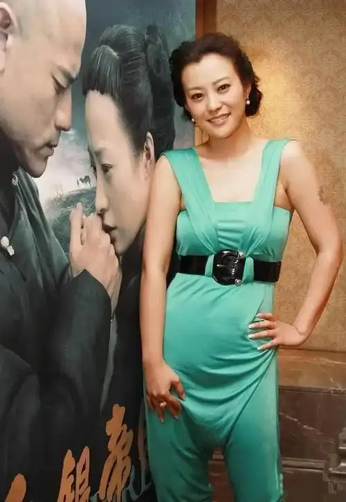 穿连体裤撑不起来,哪有昔日情敌郝蕾丰腴迷人|吊带|收腰|亮色系_网易