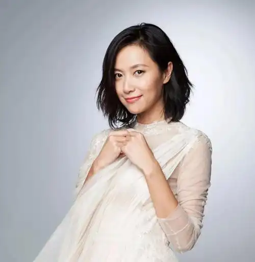 演员徐静蕾一直都是一个文文静静的女子,而且绯闻很少,几户没有.