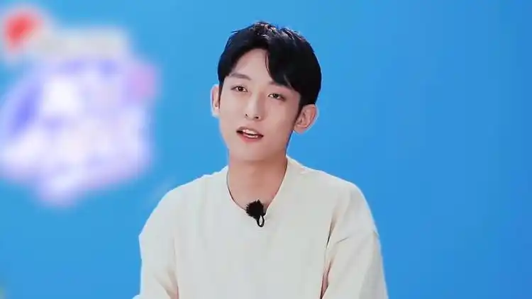 王睿涵带心儿去游乐园,互坑兄妹真的太有趣了