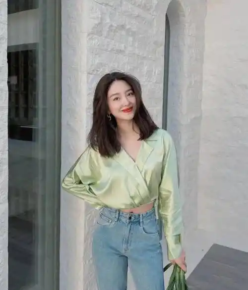 杨采钰很有"贵族"气质,穿缎面衬衫配牛仔裤,满满的高级感