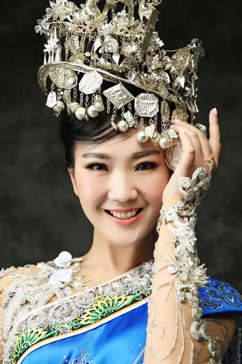 苗族女歌手,第八届中国西部民歌大赛银奖获得者,贵州省黔东南州黄平县