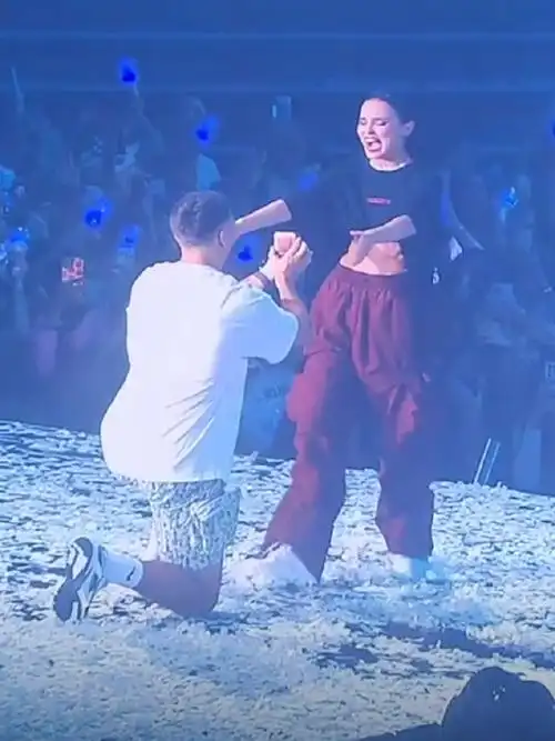 蔡徐坤演唱会伴舞求婚##蔡徐坤演唱会变求婚现场