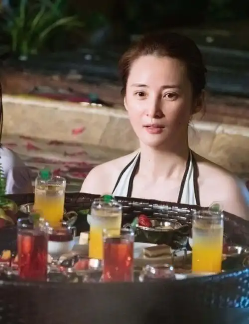 46岁蒋勤勤,43岁刘涛,俩人同框素颜照曝光,网友:差距一目了然