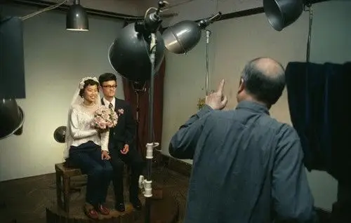 老照片:直击80年代新婚夫妇拍婚纱照的场景