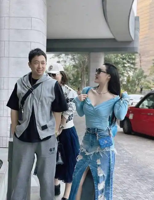 这是孙晶晶在街道行走的照片.