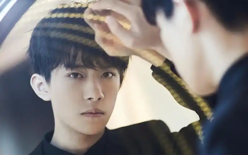 易烊千玺黑色西装内敛帅气图片桌面壁纸