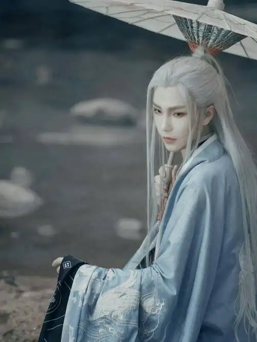 古风真人男生头像:月有微黄篱无影,挂牵牛数朵青花小.