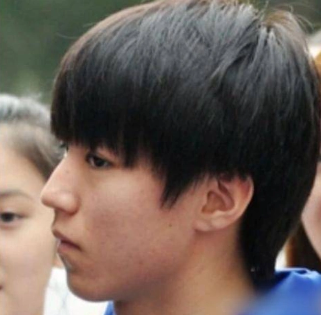 卸妆后的网友还是王源也是颜值爆表,好嫩的皮肤,到底是小朋友满脸的