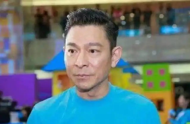 57岁刘德华素颜近照曝光,判若两人!网友:打没打针一目了然