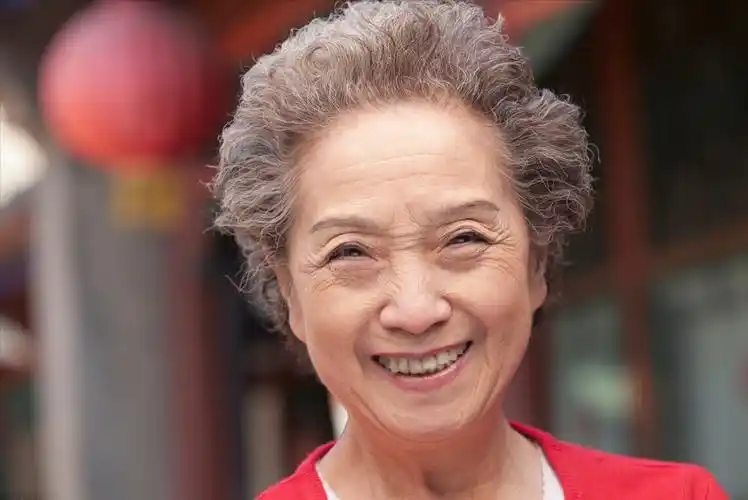 但直短发不好打理,也缺乏造型感,烫发后发型蓬松饱满,既显发量又显