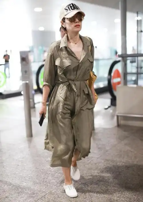 马伊琍挺不在乎形象的,衬衫裙有了褶皱还在穿,但不影响好气质