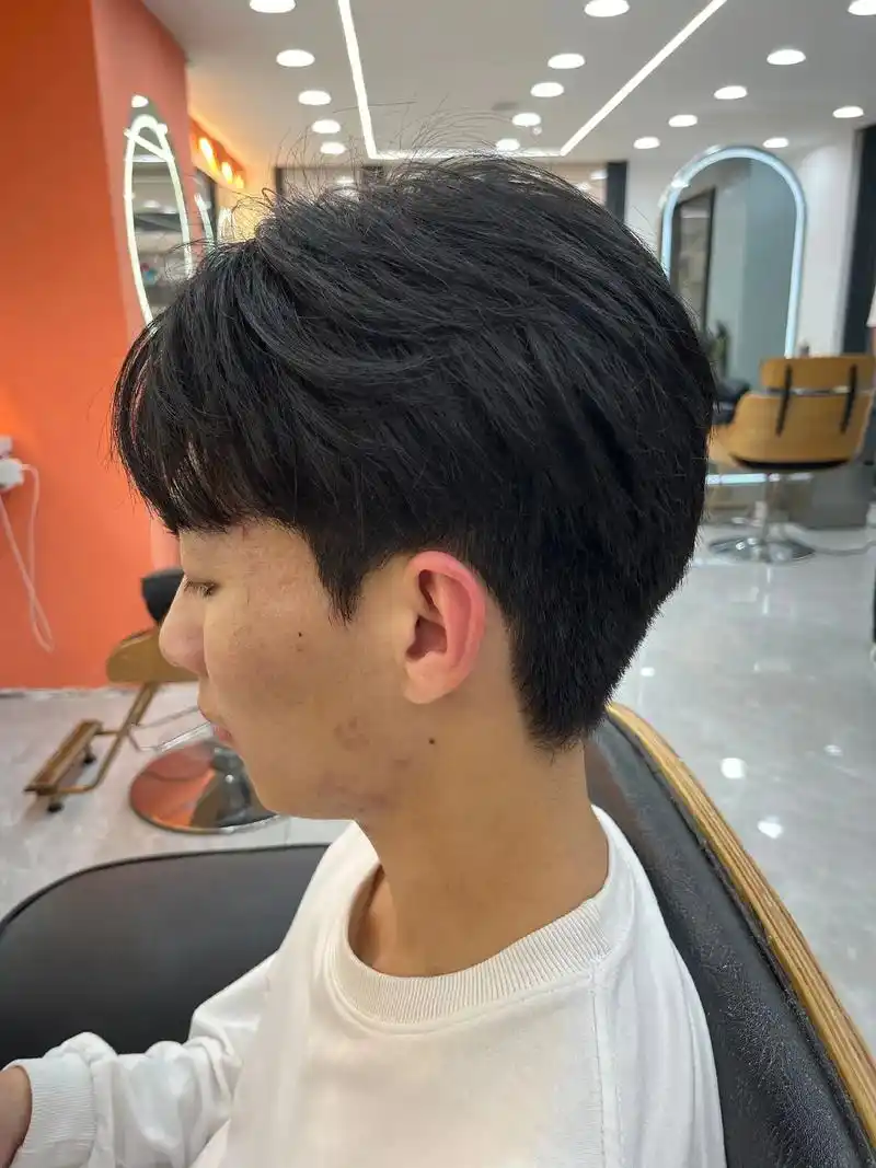 男生一定要剪的自然微分碎盖.发型适合各种脸型!