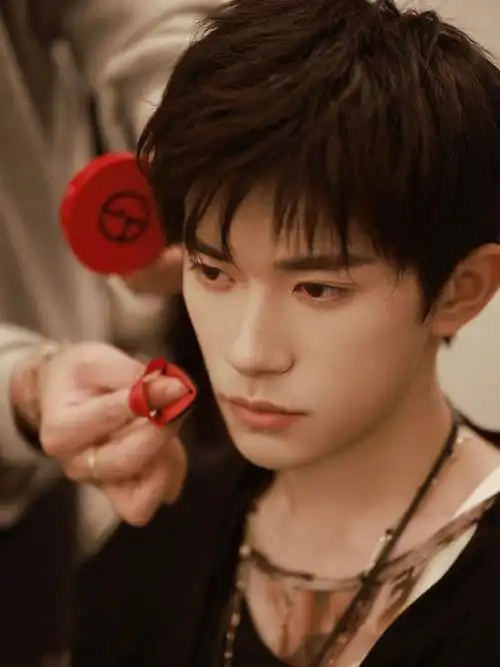 #易烊千玺阿玛尼美妆全球品牌代言人##易烊千玺二三逢时戢鳞风起#