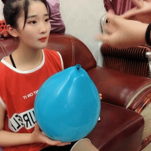 搞笑gif毫无疑问这应该是世界上最易燃易爆的气球了