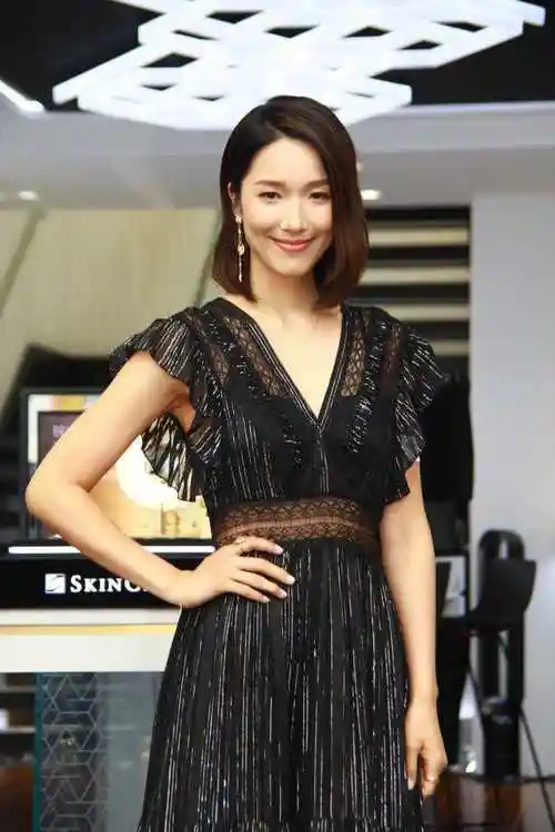 原创李亚男的高级感太实在穿深v领连衣裙配齐肩发型真是超模身材