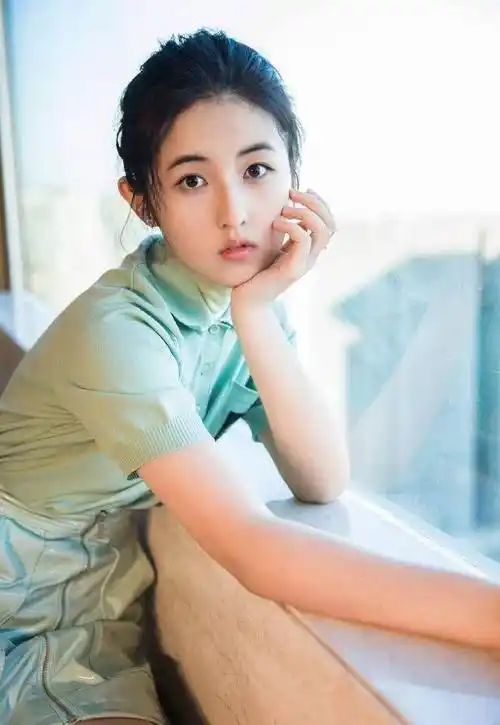 有种"养成系"叫张子枫,不过一套白色羽毛裙,美到认不出_感觉_变化