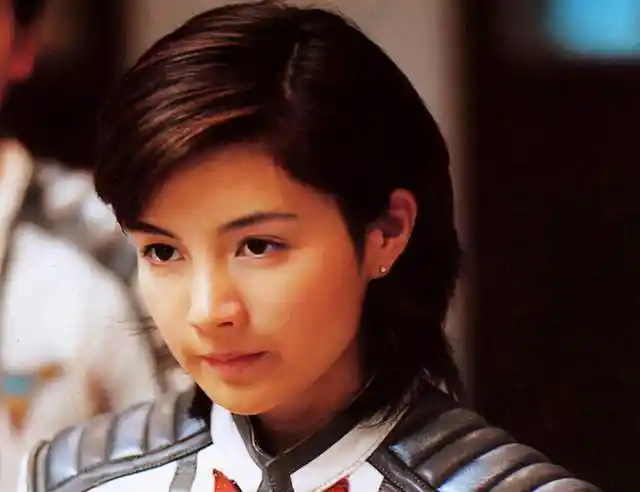 丽娜在迪迦奥特曼里面饰演的是一个非常清纯,非常善良的胜利队队员