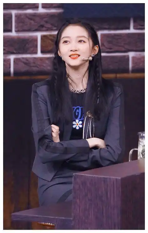 关晓彤真不给人留活路坐下盘成麻花腿腿间却没挤出一丝赘肉