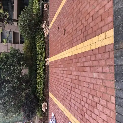 学校的人行道,商业广场的人行道路,机动车停车场等都可以使用透水砖