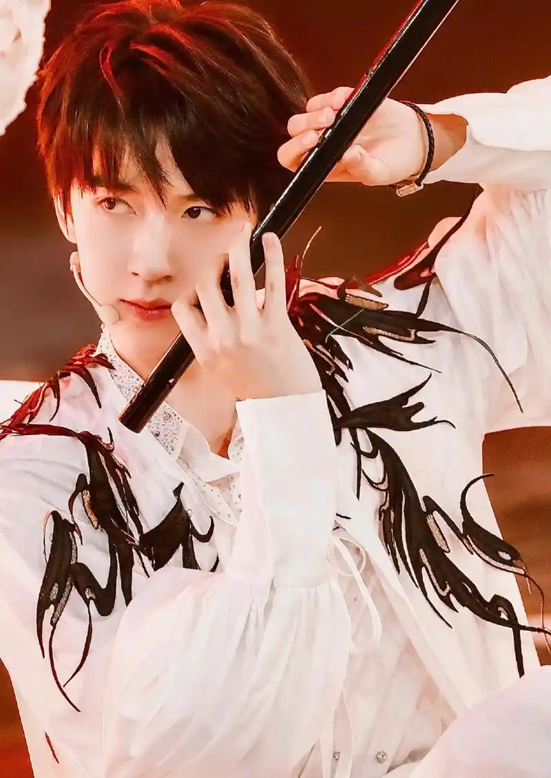 贺峻霖图片:帅哥绝绝子