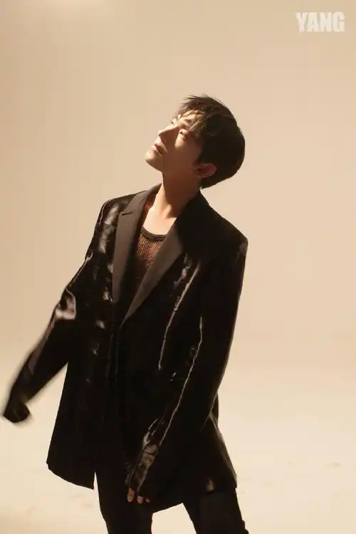 杨洋黑白光影封面#杨洋《芭莎男士》六月刊~黑白色调简约分明,暗