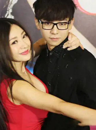 胡夏神秘女友现身 两人亲密说笑显暧昧