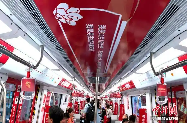 中国红扮靓福州地铁国庆主题专列开行