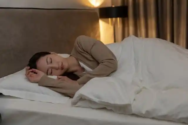 摄图网_501549641_青年女性夜晚居家睡觉(非企业商用)