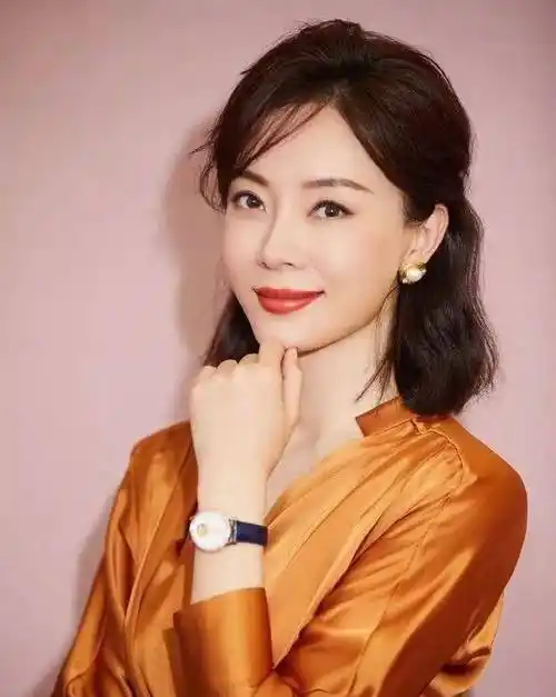 有"贵妇"气质的陈数真优雅,穿金驼色连衣裙配齐肩发型,美得高级