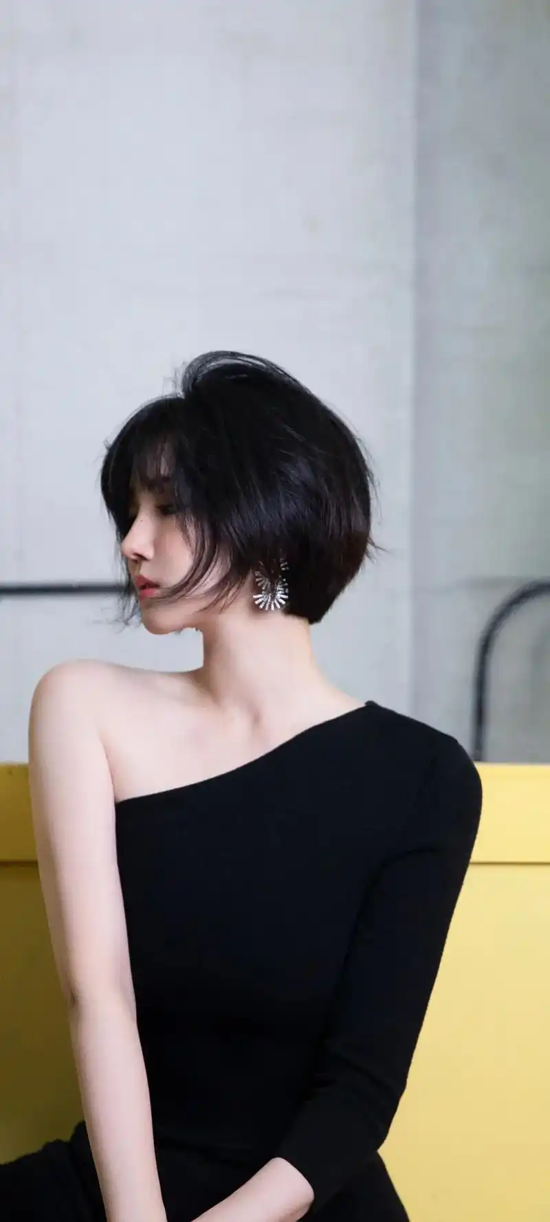 美女系列壁纸第1136期-短头发的陈小纭