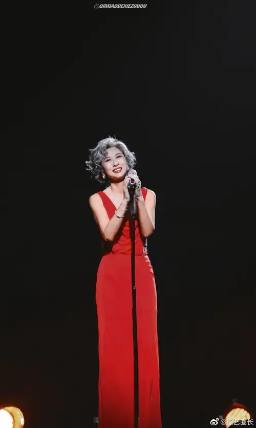 叶蒨文招牌动作是么么么#叶倩文在《声生不息》带来的舞台,一下把